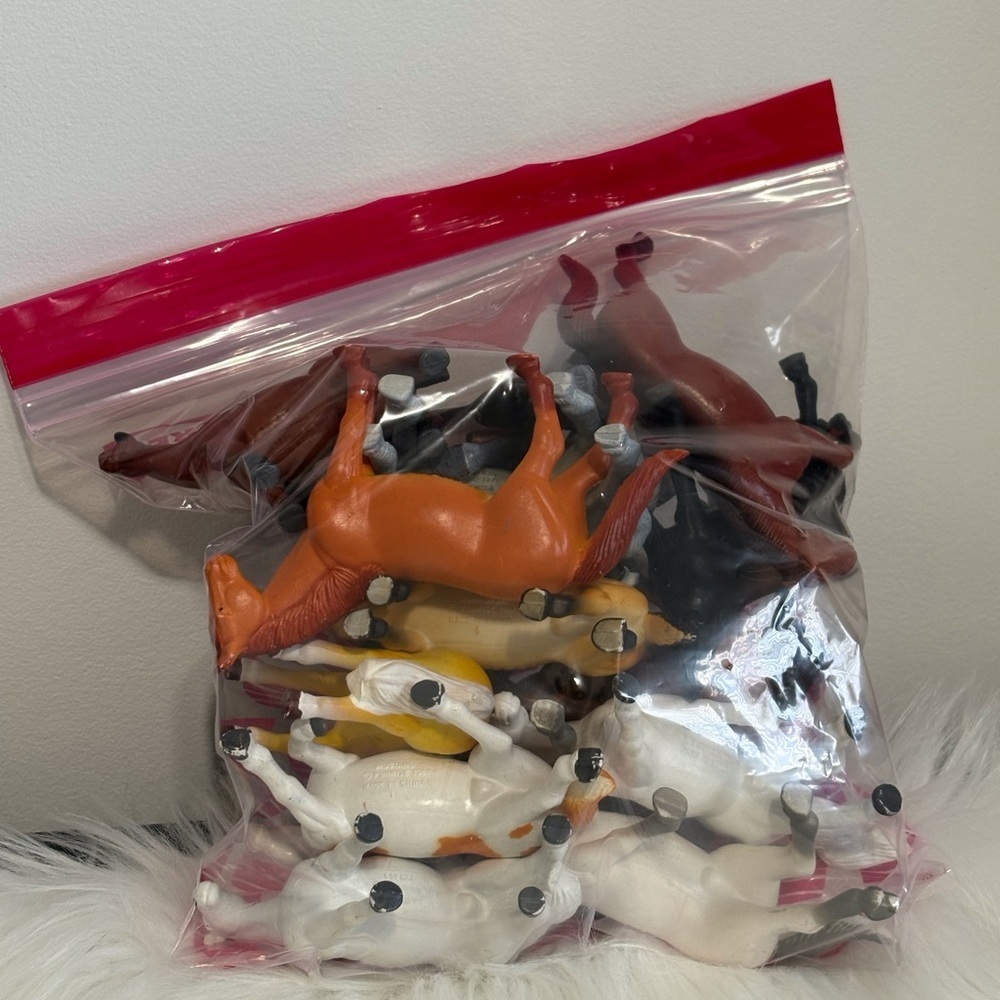 (190) 17 pc Assorted Plastic Horse Figurines - Multi Color Set - Picture 6 of 6